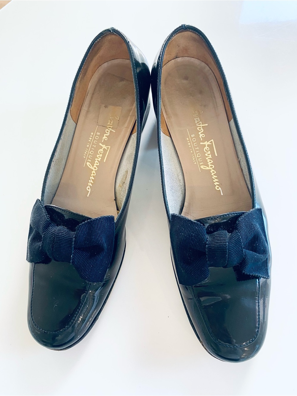 Salvatore Ferragamo Vara Navy/Black Patent Leather Navy Bow Ribbon Loafers